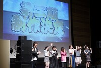 「邪神ちゃんドロップキック」第2期の制作決定を喜ぶ出演者。左から三浦祐太朗、佐々木李子、大森日雅、鈴木愛奈、小坂井祐莉絵、山田麻莉奈、原奈津子。