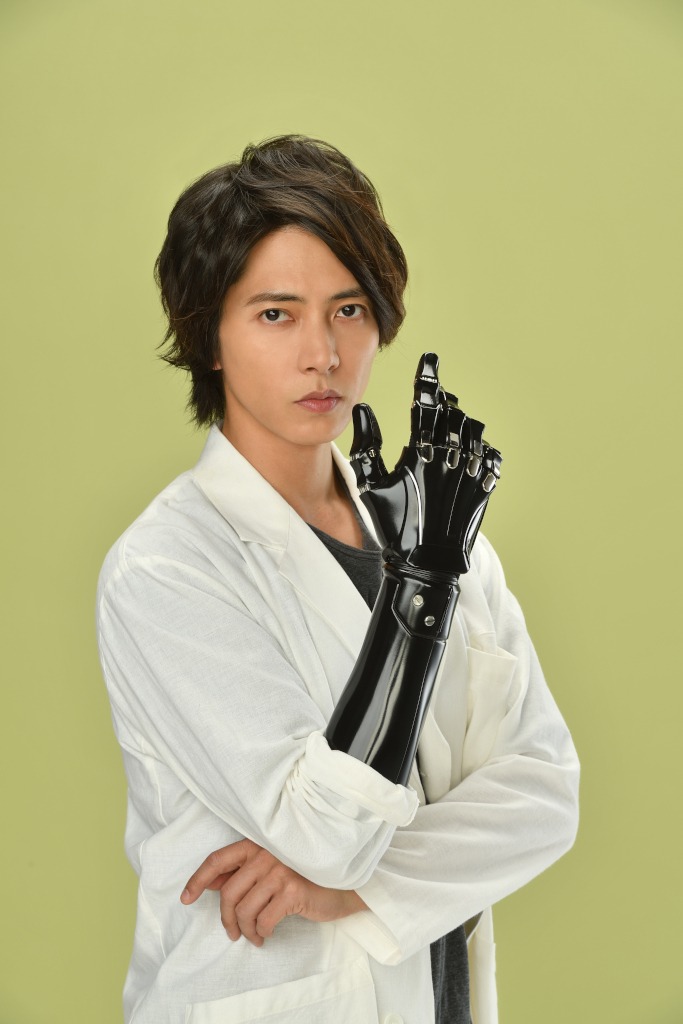 紐倉哲役の山下智久。