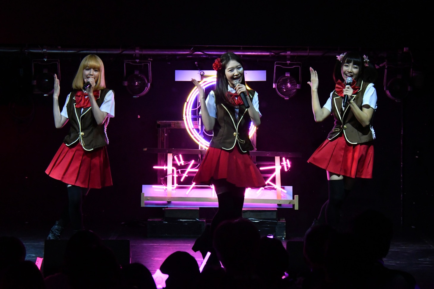 「BACK STREET GIRLS -ゴクドルズ-」完成披露イベントの様子。