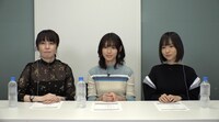 オーディオコメンタリー収録の様子。左から安里麻里監督、白石聖、柴田杏花。