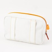 「恋になりたいAQUARIUM」をモチーフにした、高海千歌モデルのポーチ。