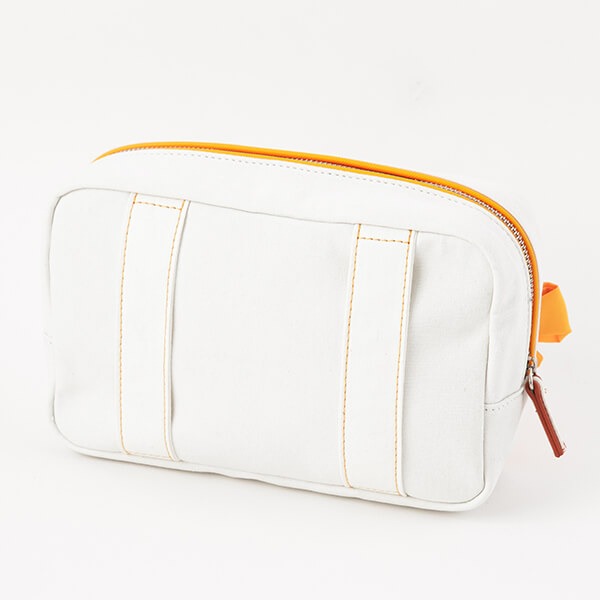 「恋になりたいAQUARIUM」をモチーフにした、高海千歌モデルのポーチ。