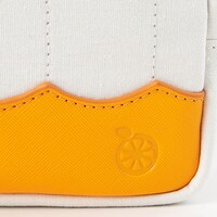 「恋になりたいAQUARIUM」をモチーフにした、高海千歌モデルのポーチ。