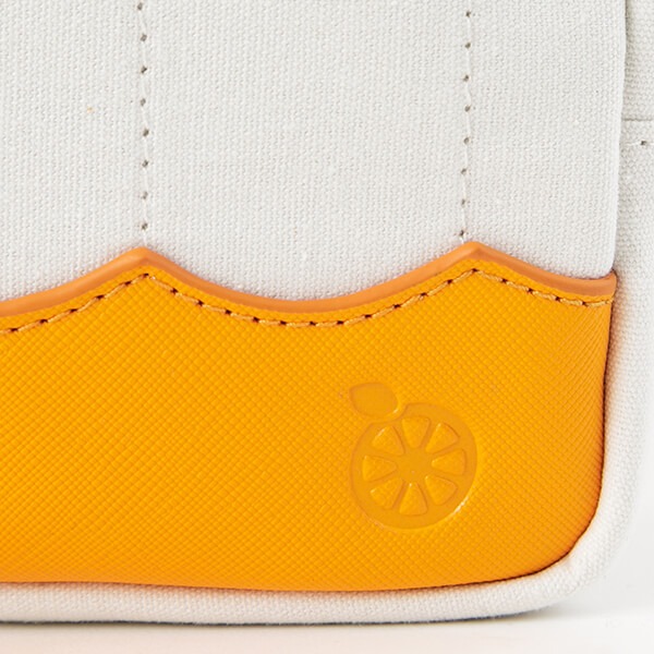 「恋になりたいAQUARIUM」をモチーフにした、高海千歌モデルのポーチ。