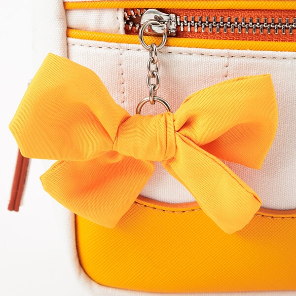 「恋になりたいAQUARIUM」をモチーフにした、高海千歌モデルのポーチ。