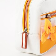 「恋になりたいAQUARIUM」をモチーフにした、高海千歌モデルのポーチ。