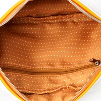 「恋になりたいAQUARIUM」をモチーフにした、高海千歌モデルのポーチ。