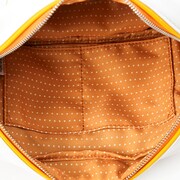 「恋になりたいAQUARIUM」をモチーフにした、高海千歌モデルのポーチ。