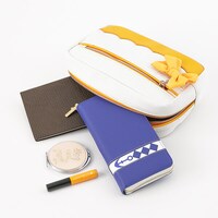 「恋になりたいAQUARIUM」をモチーフにした、高海千歌モデルのポーチ。