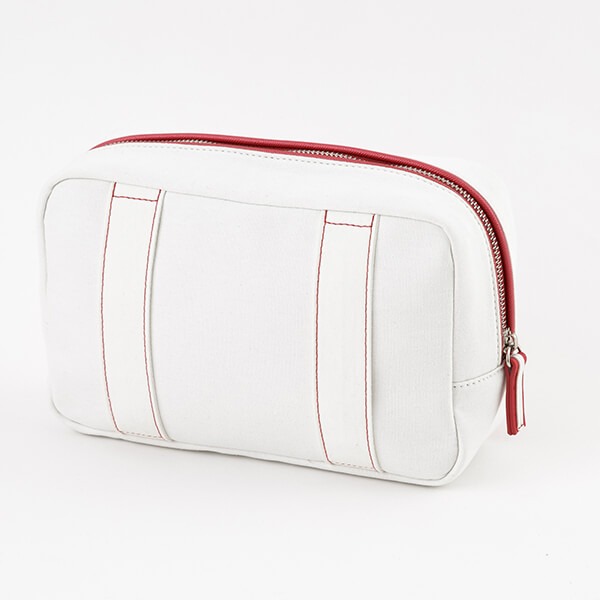 「恋になりたいAQUARIUM」をモチーフにした、黒澤ダイヤモデルのポーチ。