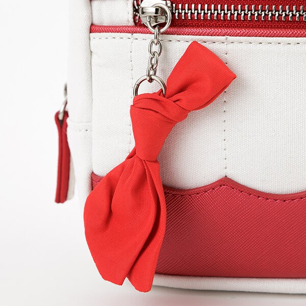 「恋になりたいAQUARIUM」をモチーフにした、黒澤ダイヤモデルのポーチ。