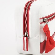 「恋になりたいAQUARIUM」をモチーフにした、黒澤ダイヤモデルのポーチ。