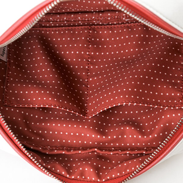 「恋になりたいAQUARIUM」をモチーフにした、黒澤ダイヤモデルのポーチ。