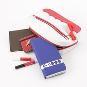 「恋になりたいAQUARIUM」をモチーフにした、黒澤ダイヤモデルのポーチ。