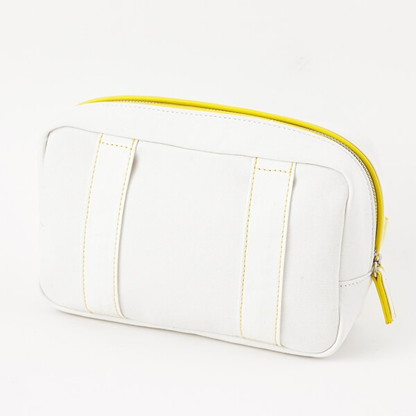 「恋になりたいAQUARIUM」をモチーフにした、国木田花丸モデルのポーチ。