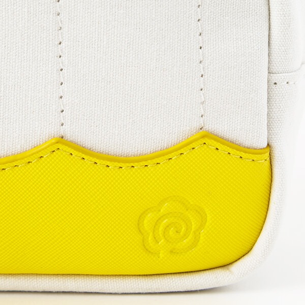 「恋になりたいAQUARIUM」をモチーフにした、国木田花丸モデルのポーチ。