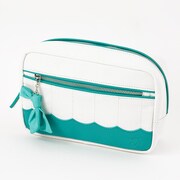 「恋になりたいAQUARIUM」をモチーフにした、松浦果南モデルのポーチ。