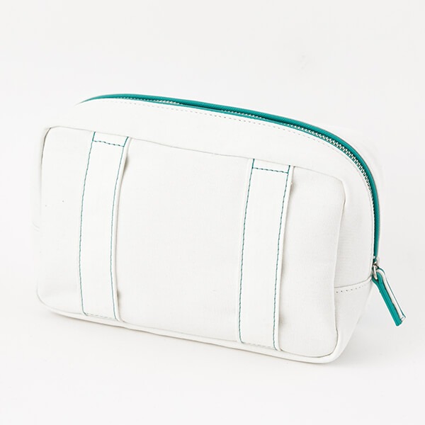 「恋になりたいAQUARIUM」をモチーフにした、松浦果南モデルのポーチ。