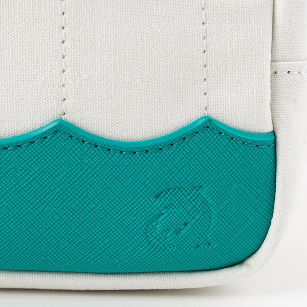 「恋になりたいAQUARIUM」をモチーフにした、松浦果南モデルのポーチ。