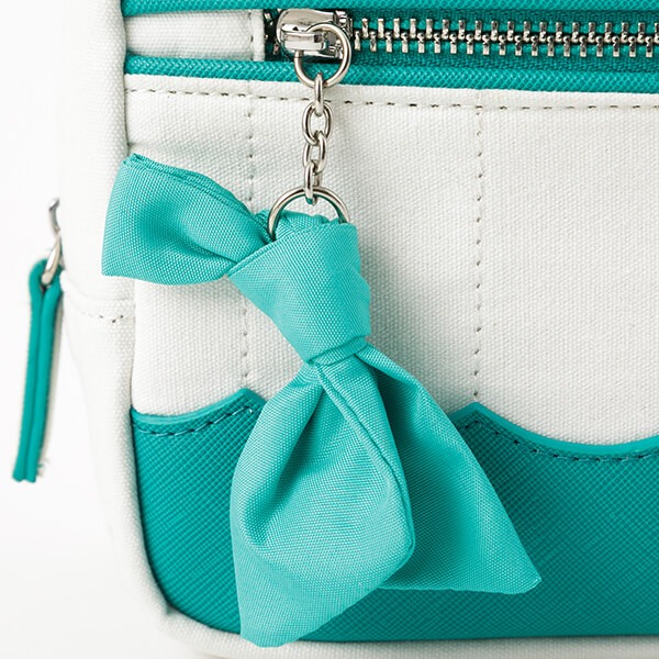 「恋になりたいAQUARIUM」をモチーフにした、松浦果南モデルのポーチ。