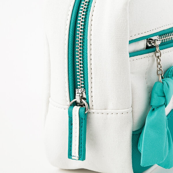 「恋になりたいAQUARIUM」をモチーフにした、松浦果南モデルのポーチ。