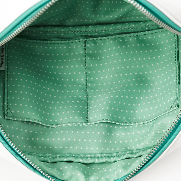 「恋になりたいAQUARIUM」をモチーフにした、松浦果南モデルのポーチ。