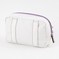 「恋になりたいAQUARIUM」をモチーフにした、小原鞠莉モデルのポーチ。