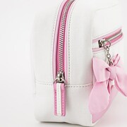 「恋になりたいAQUARIUM」をモチーフにした、桜内梨子モデルのポーチ。