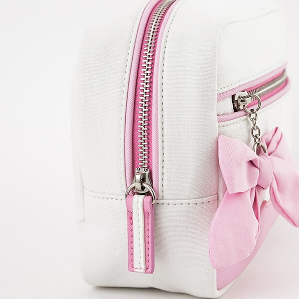 「恋になりたいAQUARIUM」をモチーフにした、桜内梨子モデルのポーチ。