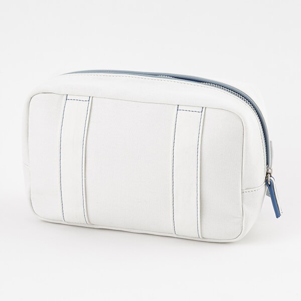 「恋になりたいAQUARIUM」をモチーフにした、津島善子モデルのポーチ。