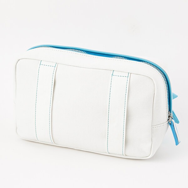 「恋になりたいAQUARIUM」をモチーフにした、渡辺曜モデルのポーチ。