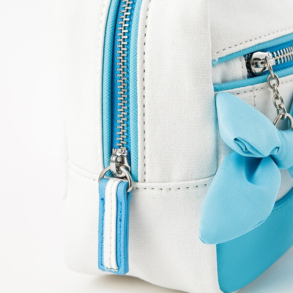 「恋になりたいAQUARIUM」をモチーフにした、渡辺曜モデルのポーチ。