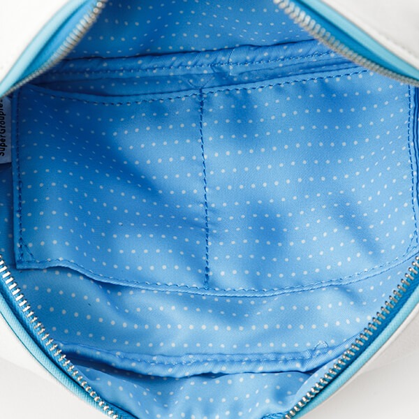 「恋になりたいAQUARIUM」をモチーフにした、渡辺曜モデルのポーチ。