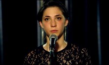 「ジュリアン」より、マティルド・オネヴ演じるジョゼフィーヌが「プラウド・メアリー」を歌うシーン。