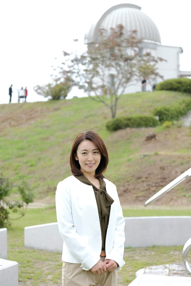 小川天文台に立つ酒井美紀。