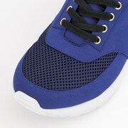 「HAPPY PARTY TRAIN」をモチーフにしたスニーカー。