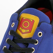 「HAPPY PARTY TRAIN」をモチーフにしたスニーカー。