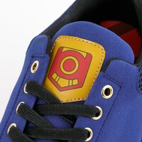 「HAPPY PARTY TRAIN」をモチーフにしたスニーカー。