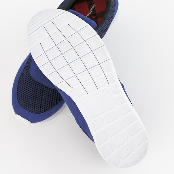 「HAPPY PARTY TRAIN」をモチーフにしたスニーカー。