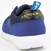 「HAPPY PARTY TRAIN」をモチーフにしたスニーカー。