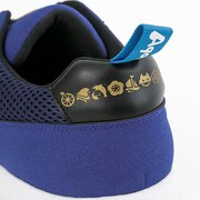 「HAPPY PARTY TRAIN」をモチーフにしたスニーカー。