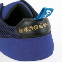 「HAPPY PARTY TRAIN」をモチーフにしたスニーカー。