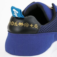 「HAPPY PARTY TRAIN」をモチーフにしたスニーカー。