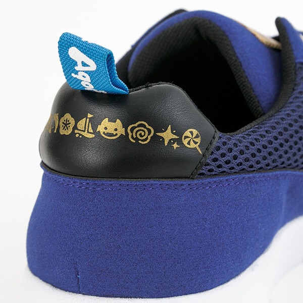 「HAPPY PARTY TRAIN」をモチーフにしたスニーカー。