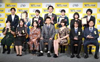 前列左から吉川景都、ふーみ、辛酸なめ子、有野晋哉、池田エライザ、岩元健一、星月子猫。後列は受賞作品を刊行する出版社の担当編集者や関係者。