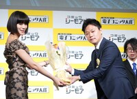 池田エライザから花束を受け取る星月子猫。