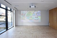 「ドラミ棟」1階の多目的ホール。2階、3階はスタッフの休憩室などに用いられる。