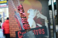 ワゴンで販売される「不二子チュリトス ～チョコレートローズ」。