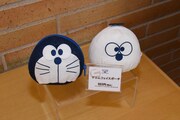 「デニムフェイスポーチ」。左がドラえもん、右がコロ助。