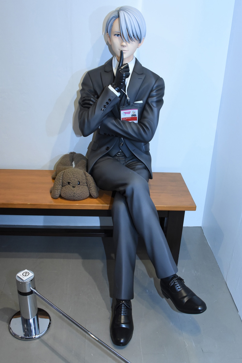 「ユーリ!!! on ICE」コーナー、ヴィクトル・ニキフォロフの等身大フィギュア。
